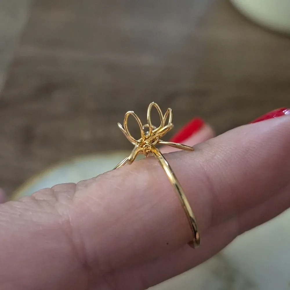 ♡♡♡Handcrafted Gold-Tone Wire Flower Ring